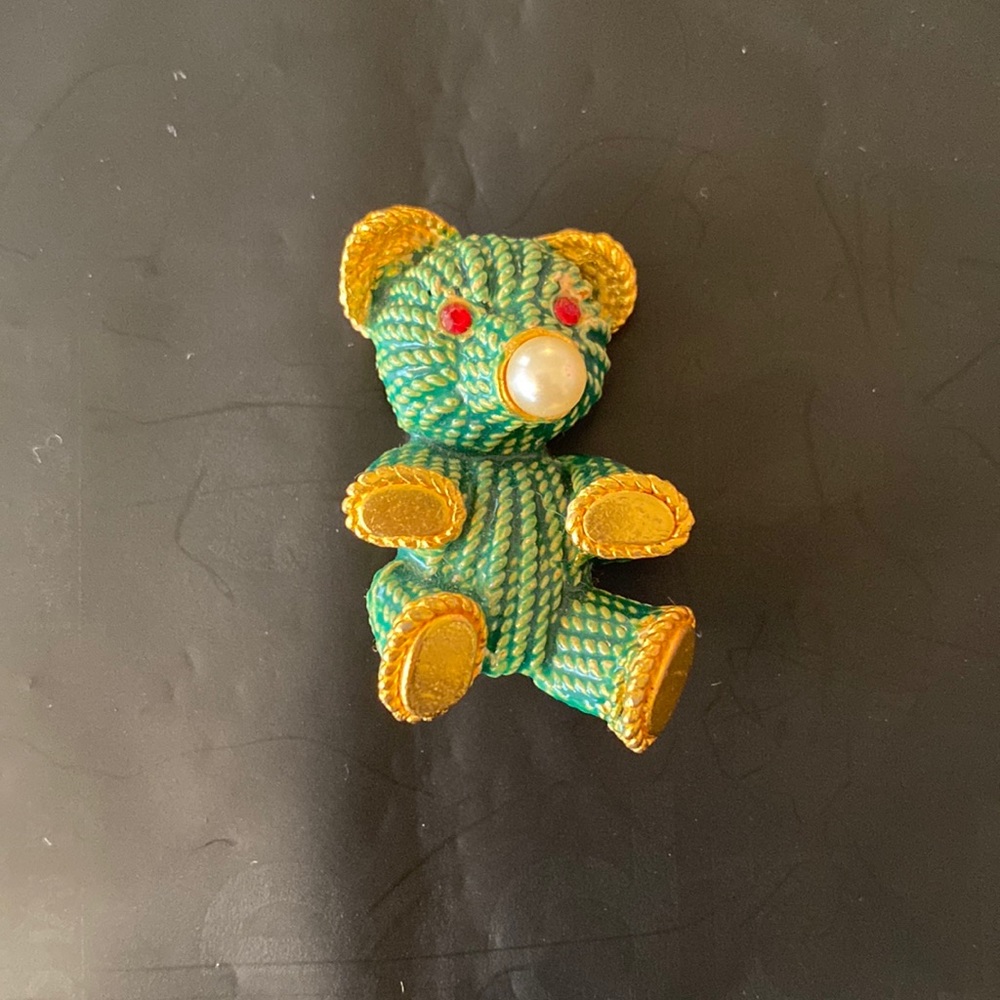 💕Green and Gold Bear Pin